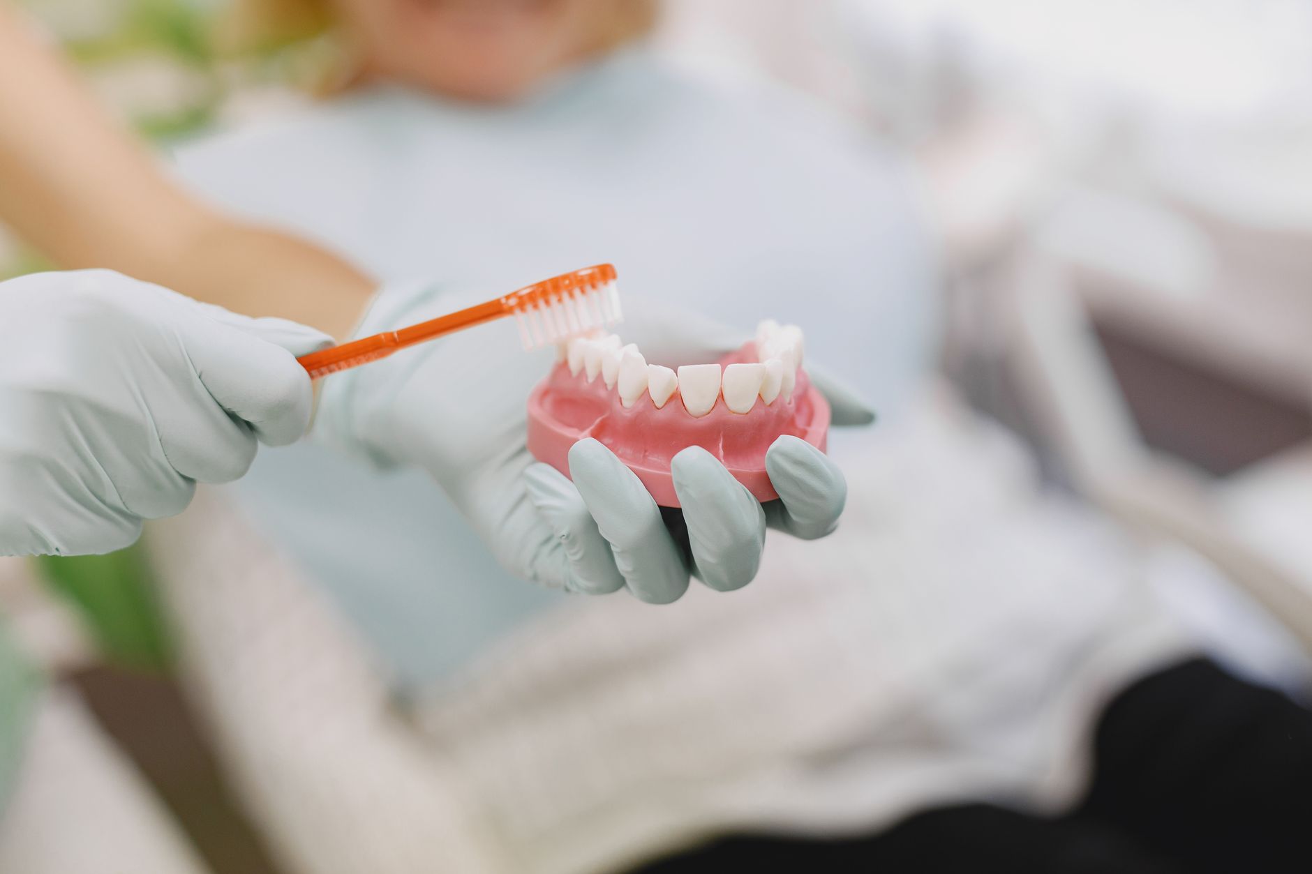 Profilaktyka dla dorosłych: kompletny poradnik, aby zaoszczędzić tysiące u dentysty