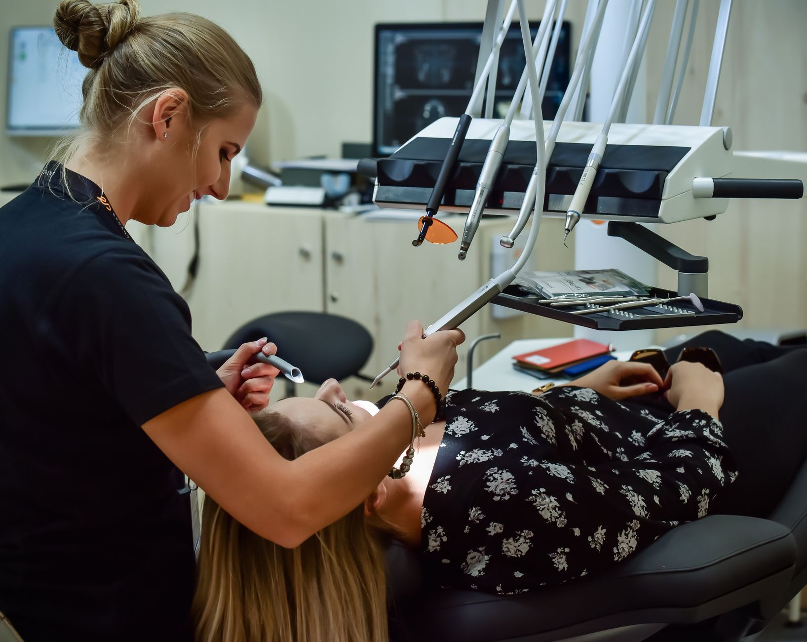 NFZ zmienia zasady opieki nad jamy ustną dzieci. Rodzice tracą nerwy, dentyści szukają odpowiedzi